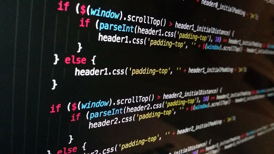 Pantalla de ordenador con código